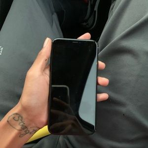 iPhone XR 64gb used AT&T / CRICKET COMPATIBLE
